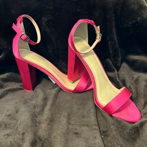 EUC Charlotte Russe Fuchsia satin 4in heels